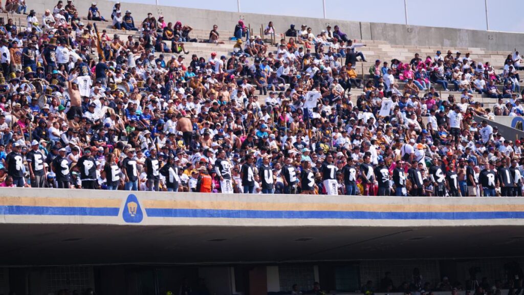 La afición de Pumas protesta contra el equipo y Efraín Juárez los confronta