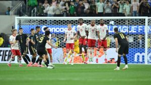 Raúl Jiménez recibe el premio al Gol del Año de la Concacaf