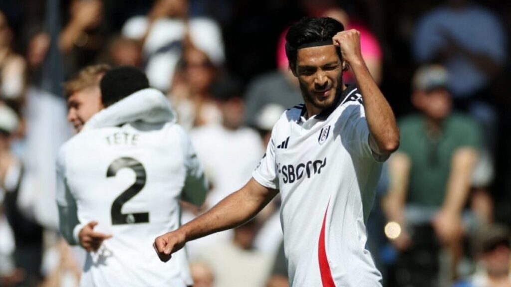 Raúl Jiménez en festejo de gol