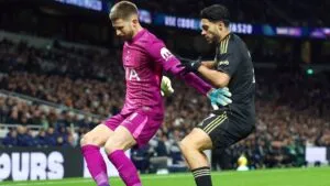 Raúl Jiménez salva en la línea el primer triunfo del Fulham sobre Tottenham en 12 años