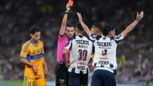 Expulsiones y pleito en el Clásico Regio entre Rayados y Tigres