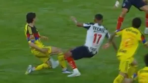 ¿Roja para Tecatito? Corona se salva de la expulsión tras dura entrada sobre Fidalgo