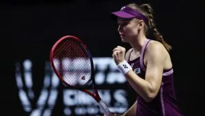 Rybakina, primera semifinalista de las WTA Finals 2025; Sabalenka gana y se acerca a la siguiente ronda