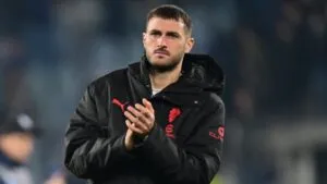 Santiago Gimenez, criticado por un exportero del Milan: “No destaca en nada”