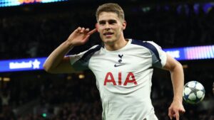 Micky van de Ven firma un golazo de otro nivel en la goleada del Tottenham a Copenhague