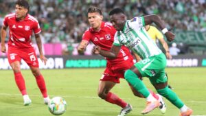 América borra con el codo lo que hace con las manos