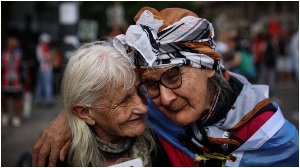 La Pensión del Bienestar busca erradicar la pobreza en los adultos de la tercera edad | Reuters