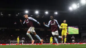 Aston Villa lo gana gracias a Malen y compromete al Young Boys