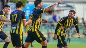 Aurora y un cierre de fase regular para aplaudir tras vencer a Mixco