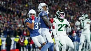 TreVeyon Henderson guía la victoria de los Patriots con tres touchdowns ante los Jets
