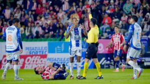 El VAR ‘salva’ a Adonaí Escobedo: no hay contacto que ponga en riesgo al jugador