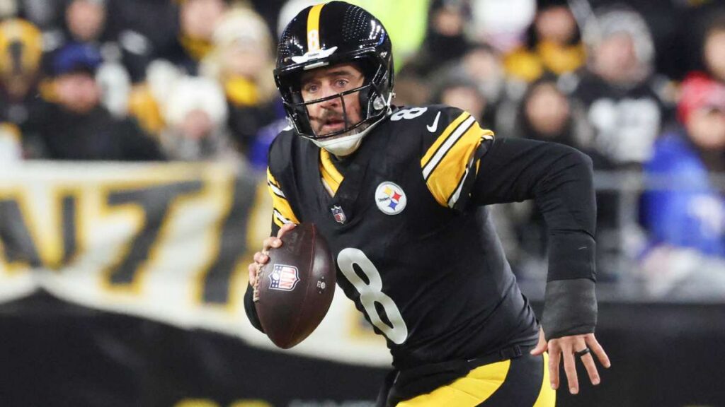 Aaron Rodgers durante el Bills vs Steelers NFL 2025