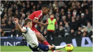 Triunfo costoso: Liverpool vence al Tottenham a domicilio, pero Alexander Isak termina lesionado