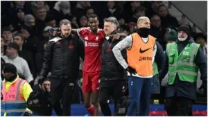 Noche agridulce para Alexander Isak: entra, anota y se lesiona en solo 10 minutos