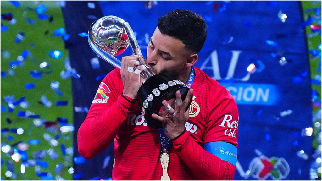 Alexis Vega levantó el título de Toluca. Imago 7