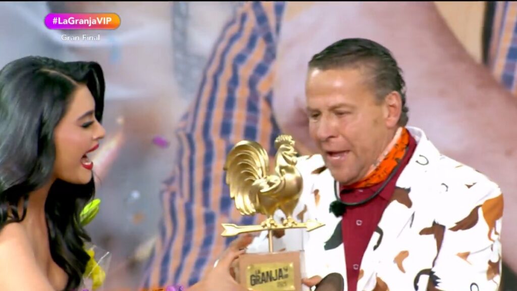 Alfredo Adame con el Gallo Dorado