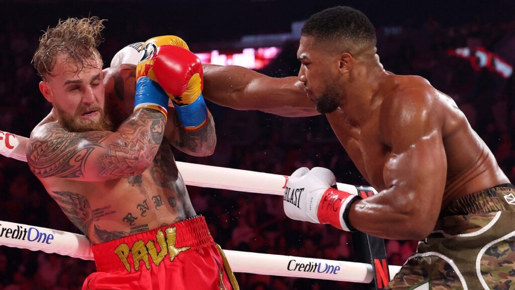Anthony Joshua dándole un golpe de poder a Jake Paul