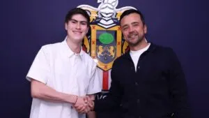 ¡La Hormiga se queda! Chivas renueva a Armando González