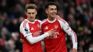 Arsenal supera al Brighton y regresa a la cima de la Premier League