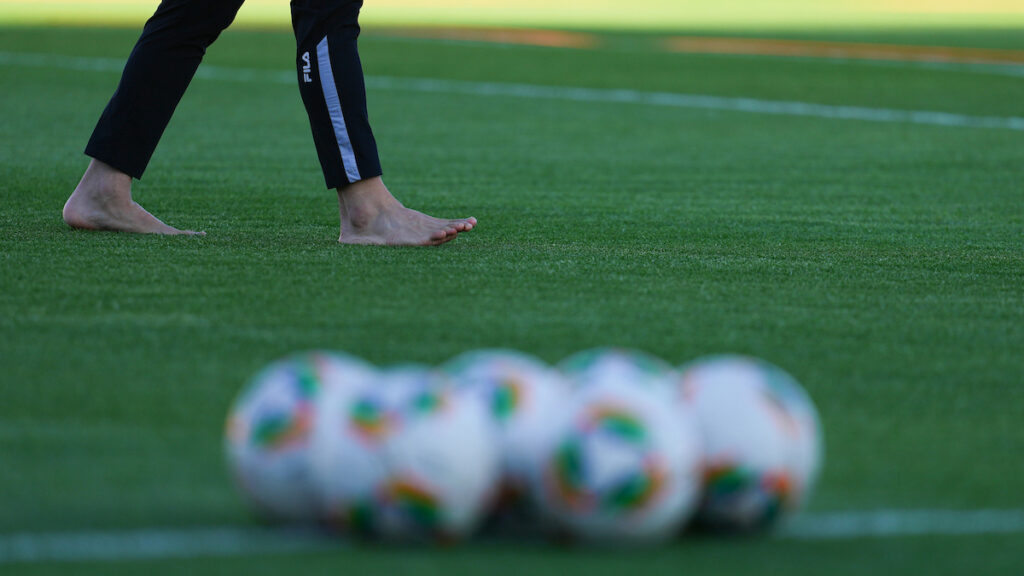 Balones del fútbol colombiano, antes de un partido. - Vizzor Image.