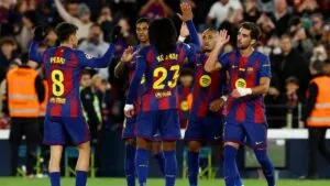 Barcelona supera al Osasuna con doblete de Raphinha y se afianza como líder