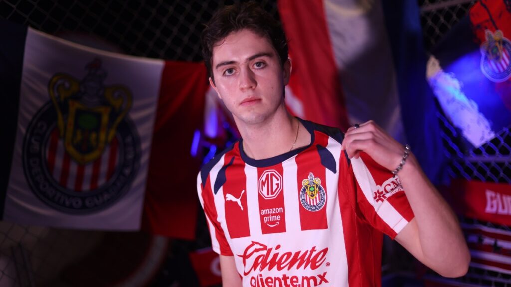 Brian Gutiérrez con la camiseta de las Chivas