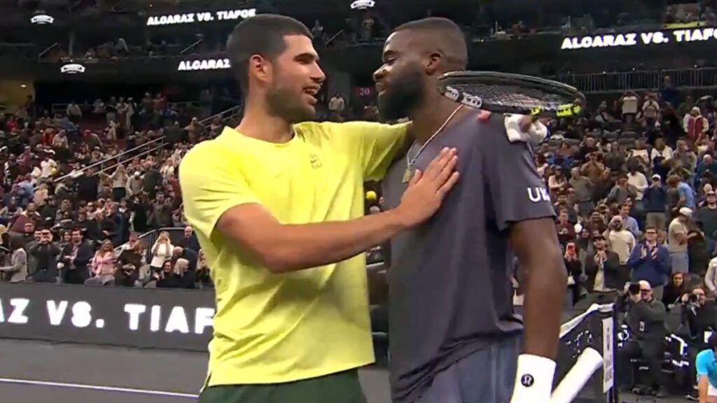 Tiafoe vence a Alcaraz en un duelo de exhibición
