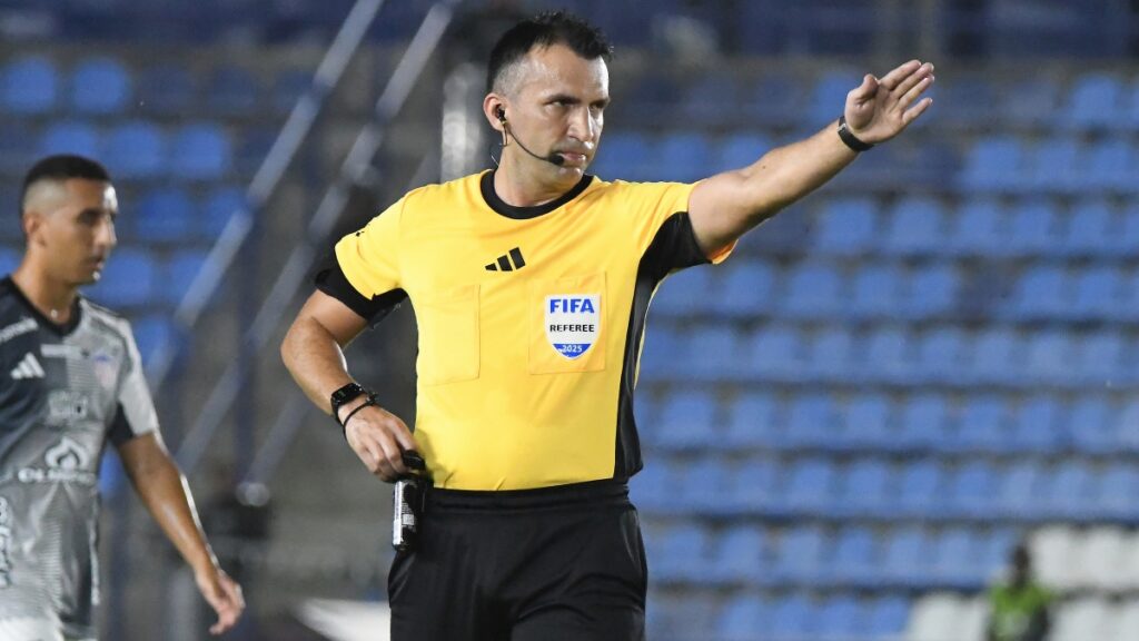 Carlos Betancur fue el árbitro elegido para impartir justicia en la final ida de la Liga BetPlay Dimayor 2025-II.