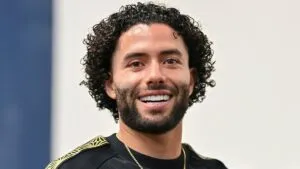 Chino Huerta llega a Monterrey en medio de su proceso de recuperación