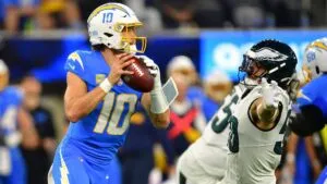 Chargers sobreviven al caos y vencen a Eagles en tiempo extra