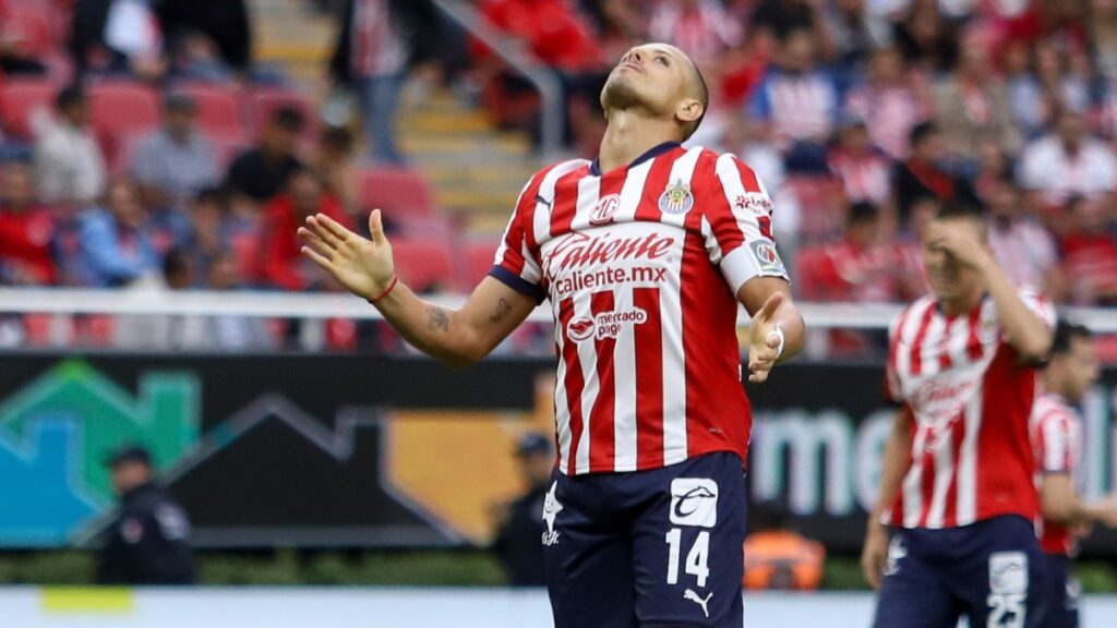 Chicharito se marcha de las Chivas | Imago7