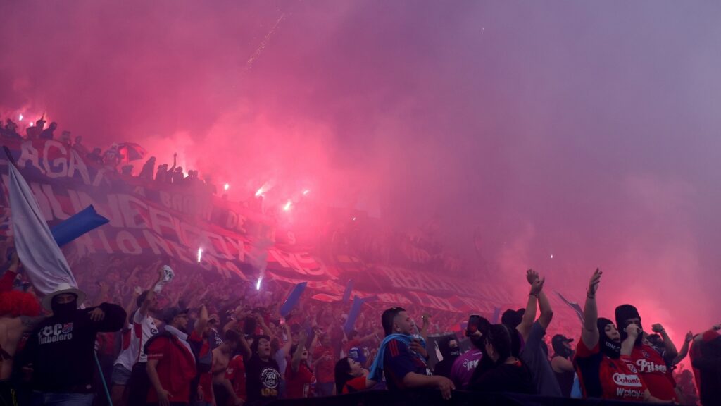 Batalla campal entre hinchas del Deportivo Independiente Medellín y Atlético Nacional.
