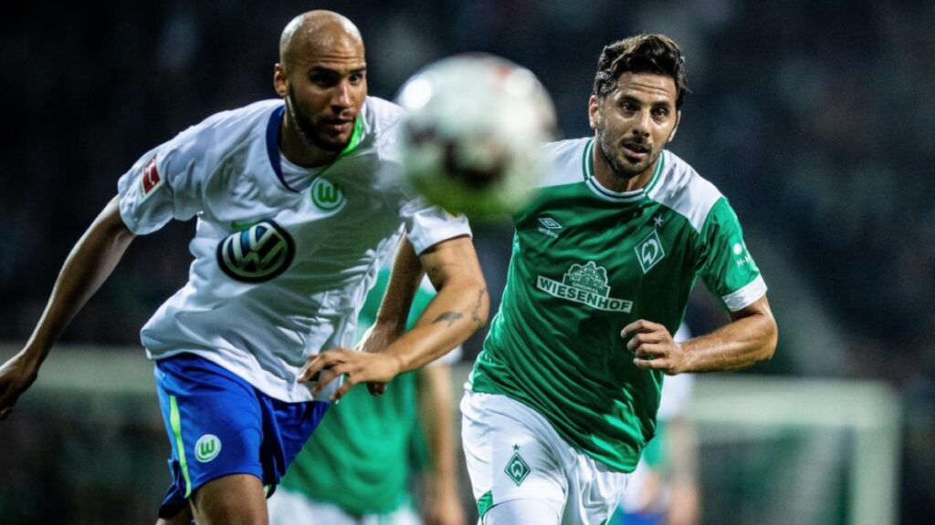 Claudio Pizarro jugando con el Werder Bremen