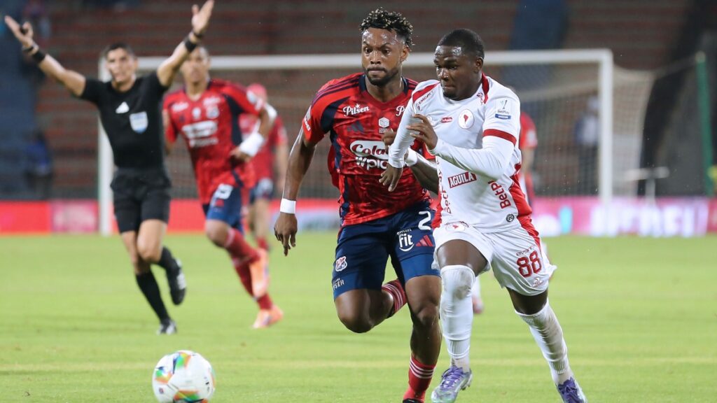 Acción de juego entre Medellín y América de Cali.