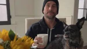 CM Punk se despide de su perrito Larry con profunda tristeza