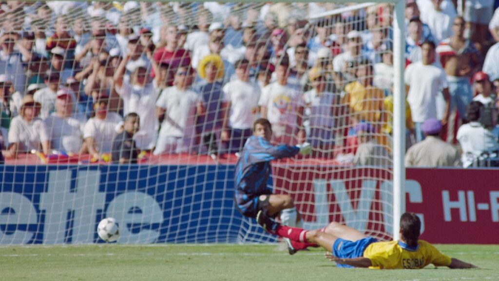 Estados Unidos 2-1 Colombia. Gol en contra de Andrés Escobar.