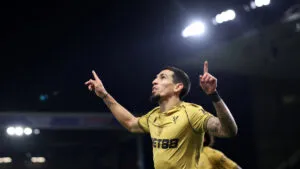 Daniel Muñoz pone ‘patas arriba’ la Premier