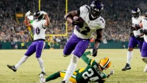 Derrick Henry destroza a los Packers y los Ravens se mantienen con vida en la NFL 2025