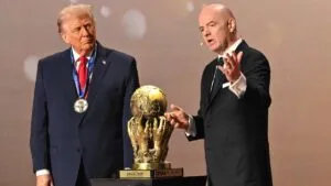 Donald Trump recibe el Premio de la Paz de la FIFA durante el sorteo del Mundial 2026