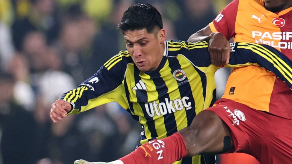 Edson Álvarez en un partido con el Fenerbahçe