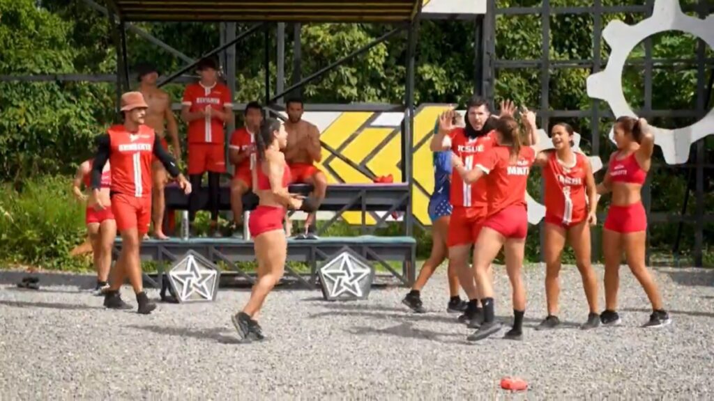 El equipo Rojo de Exatlón México en festejo de victoria