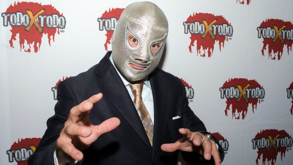 El Hijo del Santo se despide de la lucha libre con triunfo en el Palacio de los Deportes