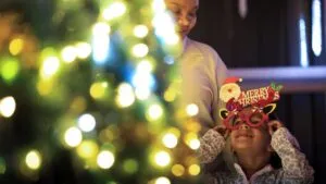 ¿Cómo agregar en la foto navideña a toda la familia? Paso a paso y ‘prompt’