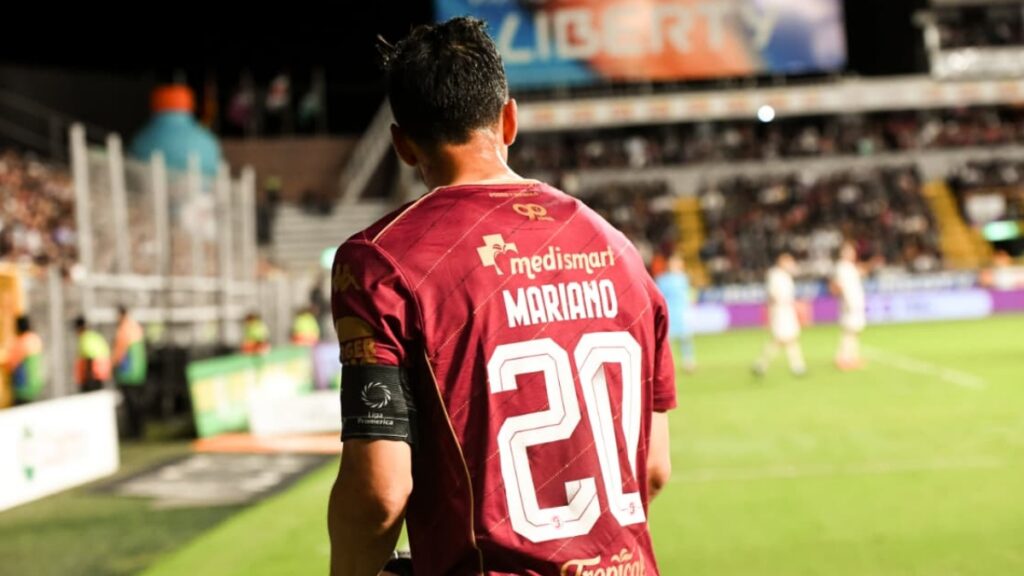 Mariano Torres, emblema del Saprissa | @SaprissaOficial