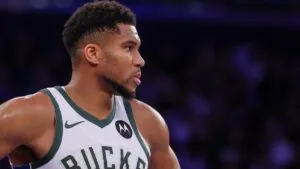 Giannis Antetokounmpo, fuera dos semanas por lesión en medio de rumores sobre su futuro