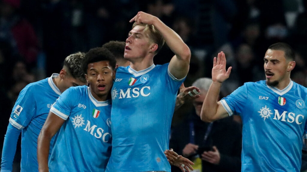 David Neres y Rasmus Hojlund celebran un gol. - Carlo Hermann, AFP.