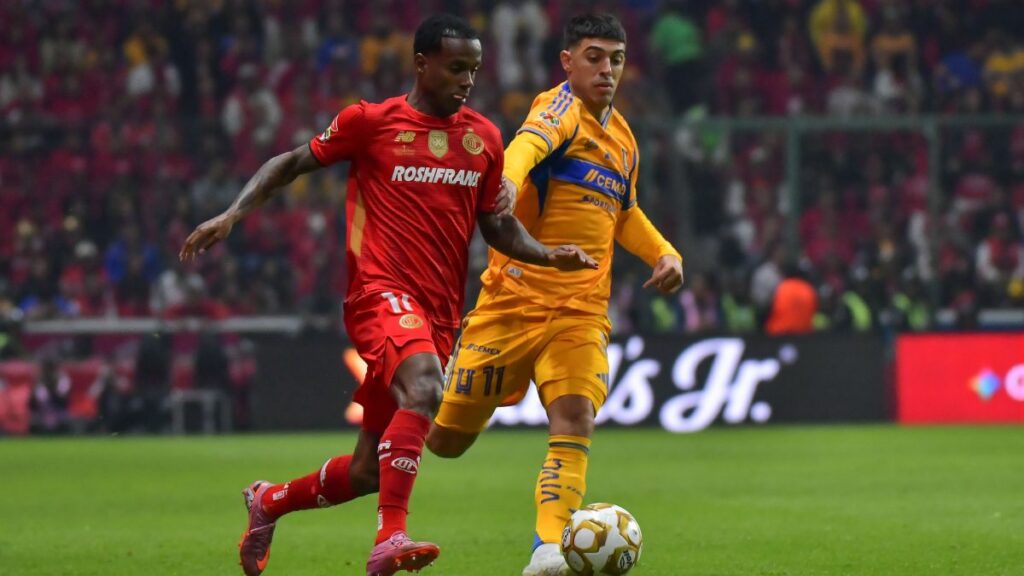 Toluca logró el bicampeonato ante Tigres: Helinho encendió la final, Paulinho empató el global y Alexis Vega selló con penalti.