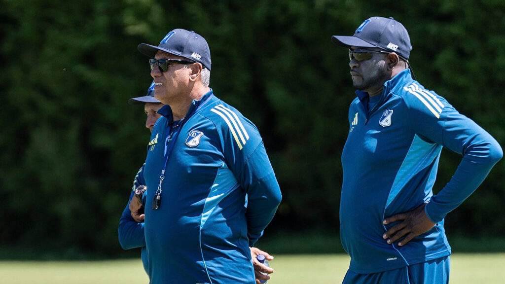Hernán Torres y su cuerpo técnico, en un entrenamiento. - Millonarios FC.