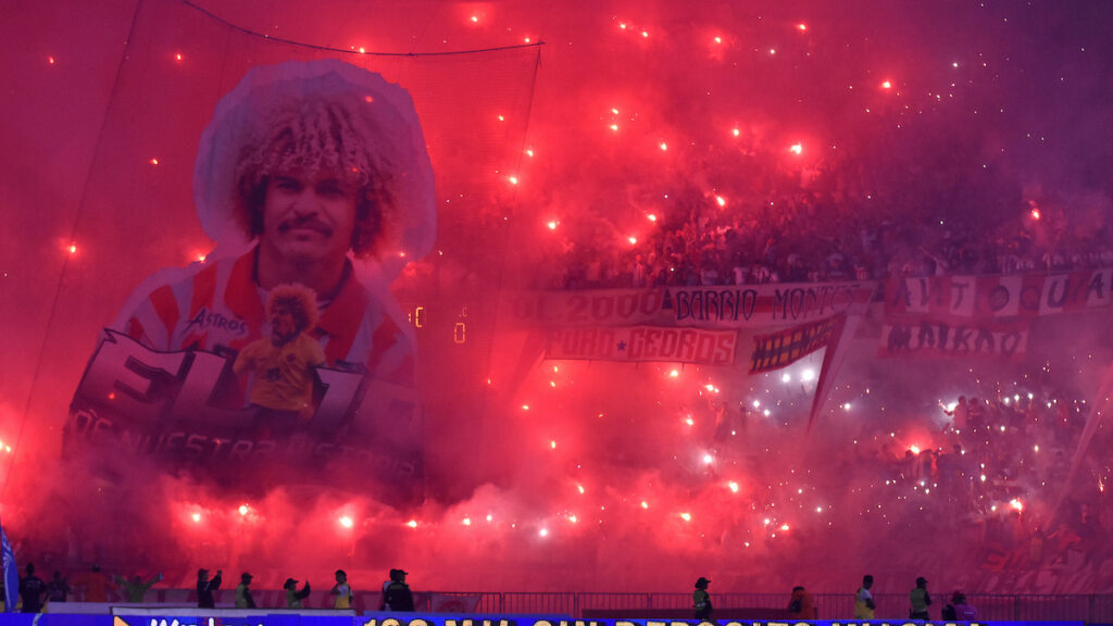 Afición de Junior, con imagen de Carlos Valderrama. - Vizzor Image.