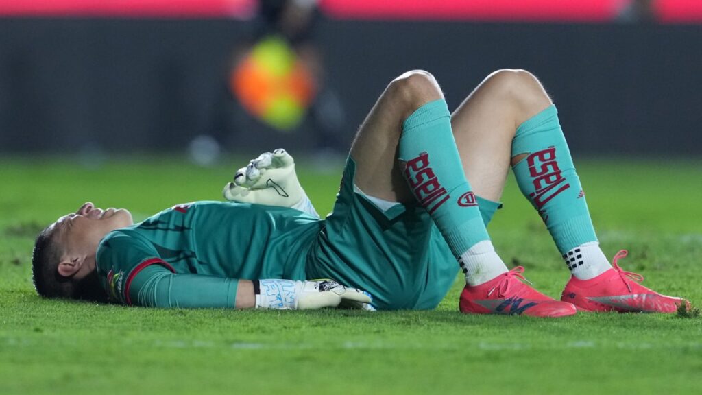 ¡De héroe a villano! Error de Hugo González le da la ventaja a Tigres